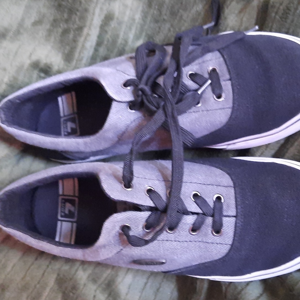 Lugz Sneakers Canvas men's Size 9.5 Black and Gray skate street casual.like new!